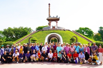 Hội đông y Tp Hà Nội tổ chức viếng và tham quan Nghĩa trang đường 9 Nam lào