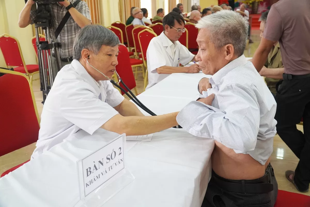 Hội Đông Y Hà Nội tổ chức chương trình khám tư vấn sức khỏe và tặng quà các thương bệnh binh, thân nhân liệt sĩ, người có công với cách mạng tại xã Hương Sơn, xã Sơn Đồng và Phường Phúc Lợi Thành phố Hà Nội